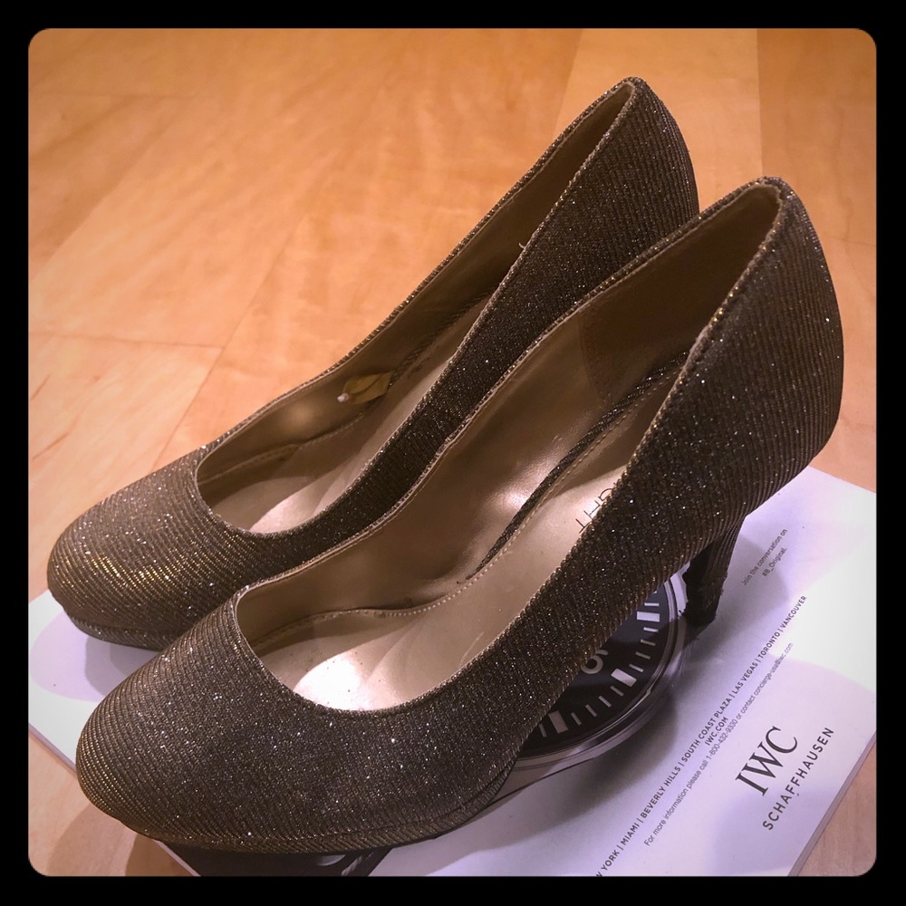 FIONI Sparkly Silver Pumps